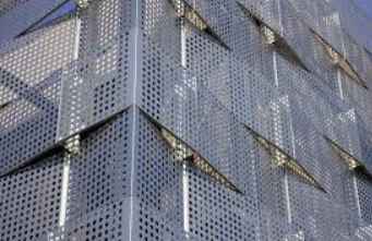 Перфорированная облицовка на промышленной площадке